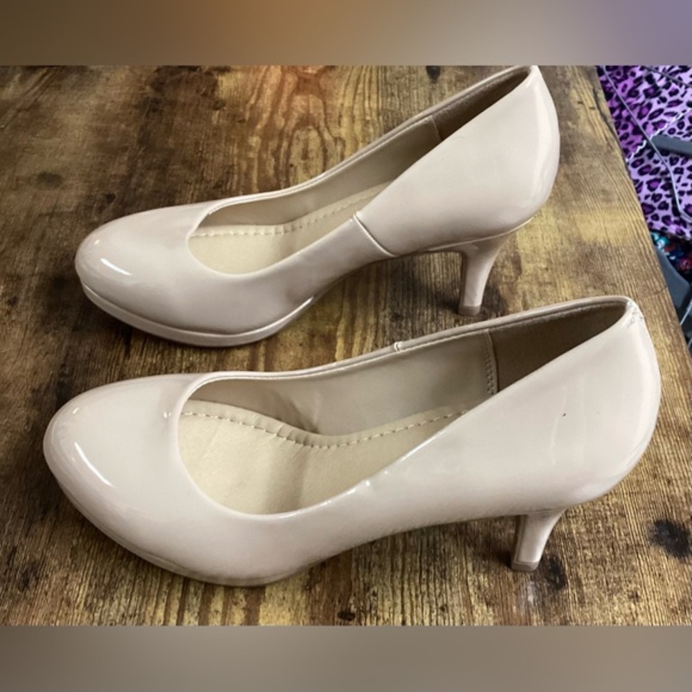 Beautiful condition Manhattan Collection Pumps 7